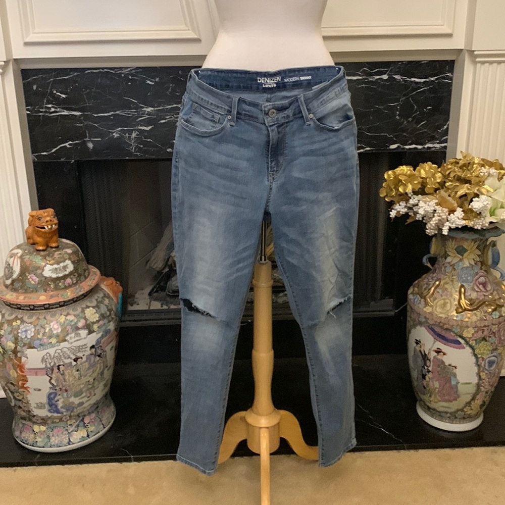 Denizen Levi’s Modern Skinny torn knees jeans